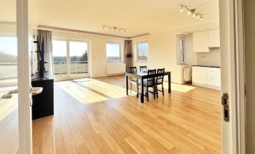 SOUS-OFFRE -- SOUS-OFFRE - Uccle / Lycée Français : Bel appartement  de 134m², 3 chambres entièrement rénové avec terrasse plein sud PEB D+