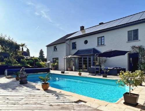 BAISSE DE PRIX --- Waterloo -- Villa d'exception de 636m², 8 chambres, avec piscine et beau jardin orienté Sud.