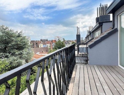 BAISSE DE PRIX -- FOREST -- Altitude 100 --Duplex-penthouse entièrement rénové, situé aux 4 et 5 étages d'un immeuble de caractère des années 30.