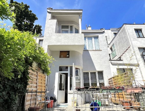 SOUS COMPROMIS ! Saint-Gilles Maison de maître bifamiliale de 230 m² avec 4 chambres et un petit jardin orienté Sud-Est